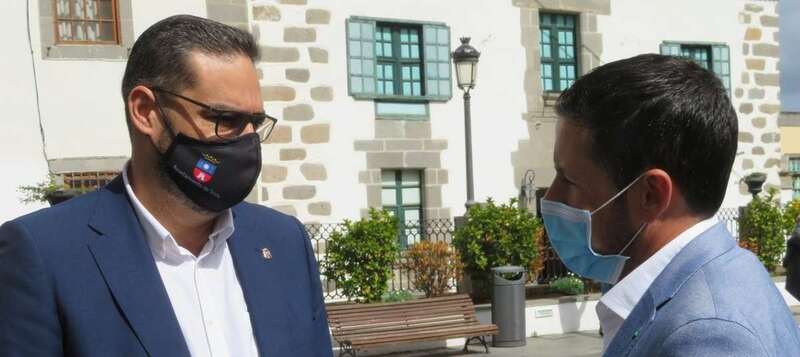 El alcalde Héctor Suárez y el concejal de Deportes, Diego Ojeda/TA.